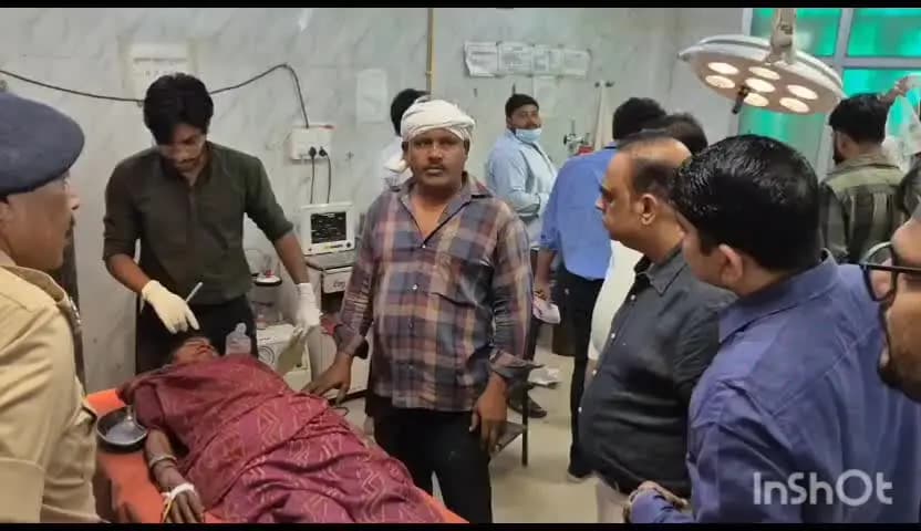 उरई: नदीगांव थाना क्षेत्र में ट्रैक्टर ट्राली पलटने से श्रद्धालु गंभीर रूप से घायल, डीएम ने मेडिकल कॉलेज में की मुलाकात