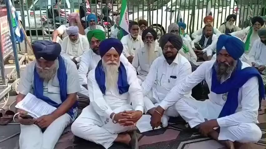 ਫ਼ਿਰੋਜ਼ਪੁਰ: ਪਰਵਿੰਦਰ ਸਿੰਘ ਝੋਟੇ ਦੇ ਹੱਕ ਵਿੱਚ ਕਿਸਾਨ ਲਾਹਣਤੀ ਪੱਤਰ ਦੇਣ ਲਈ ਆਪ ਸ਼ਹਿਰੀ ਵਿਧਾਇਕ ਦਫਤਰ ਦੇ ਬਾਹਰ ਕੀਤਾ ਰੋਸ ਪ੍ਰਦਰਸ਼ਨ