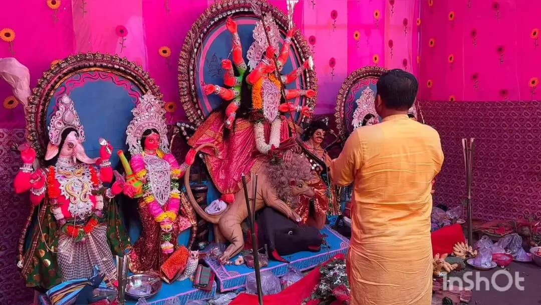 কুশমুণ্ডী: মহা অষ্টমীতে কুশমন্ডিতে শতাধিক মানুষের হাতে নতুন বস্ত্র তুলে দিলেন বিধায়ক তাপস চন্দ্র রায়