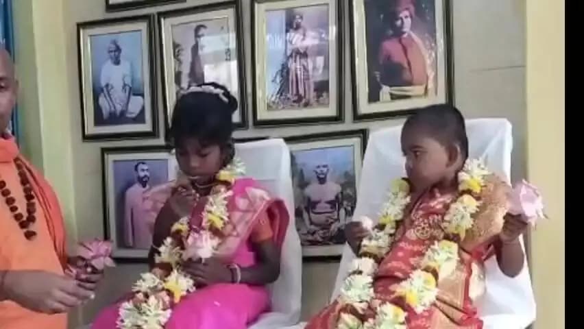 কালনা ২: সমস্ত কন্যার মধ্যেই দেবী! তিন আদিবাসী কন্যাকে দুর্গারূপে পুজো ঝুড়ুবাটি শ্রী সারদা মন্দির আশ্রমে
