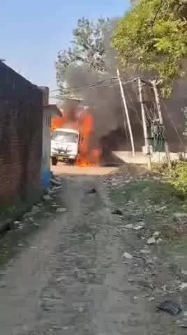 सिधौली: कमलापुर में हाई टेंशन लाइन की चपेट में आने से डंपर में लगी भीषण आग, जलते हुए डंपर का वीडियो हुआ वायरल