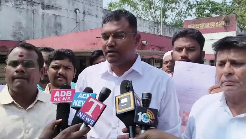 అదిలాబాద్ అర్బన్: ఆదిలాబాద్ అభివృద్ధికి తాముఅడ్డుకామని.కానీ ఎయిర్పోర్ట్ ఏర్పాటులో భూమికోల్పోతున్నతమకు తగినన్యాయం చేయాలి:అర్బన్ పట్టాదారులు