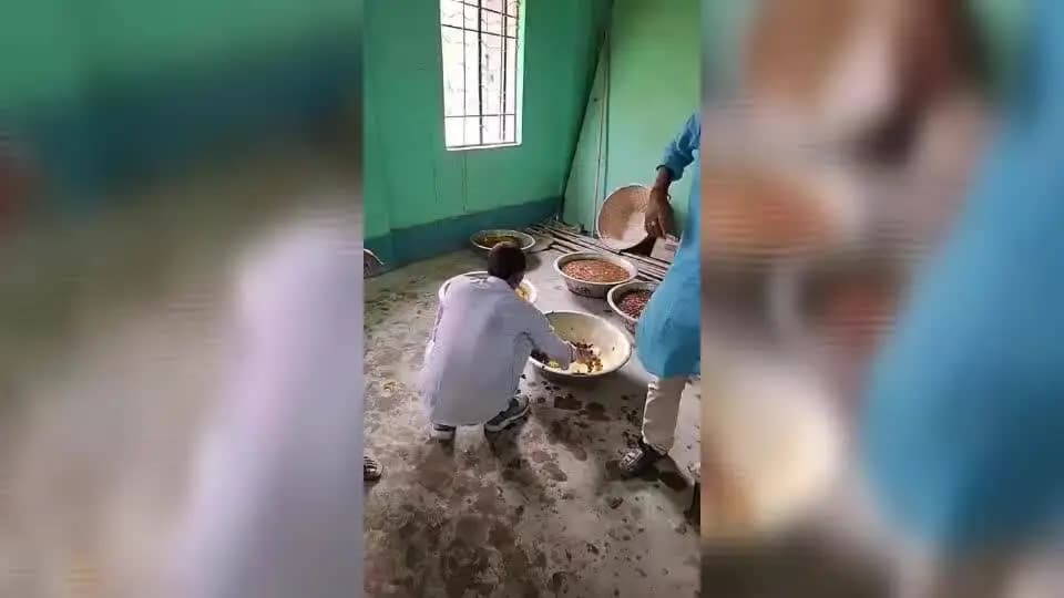 উদয়পুর: উদয়পুর রবীন্দ্র সংঘ দূর্গা পূজা উপলক্ষে এলাকাবাসী এবং ভক্তবৃন্দের জন্য অন্ন ভোগের ব্যবস্থা