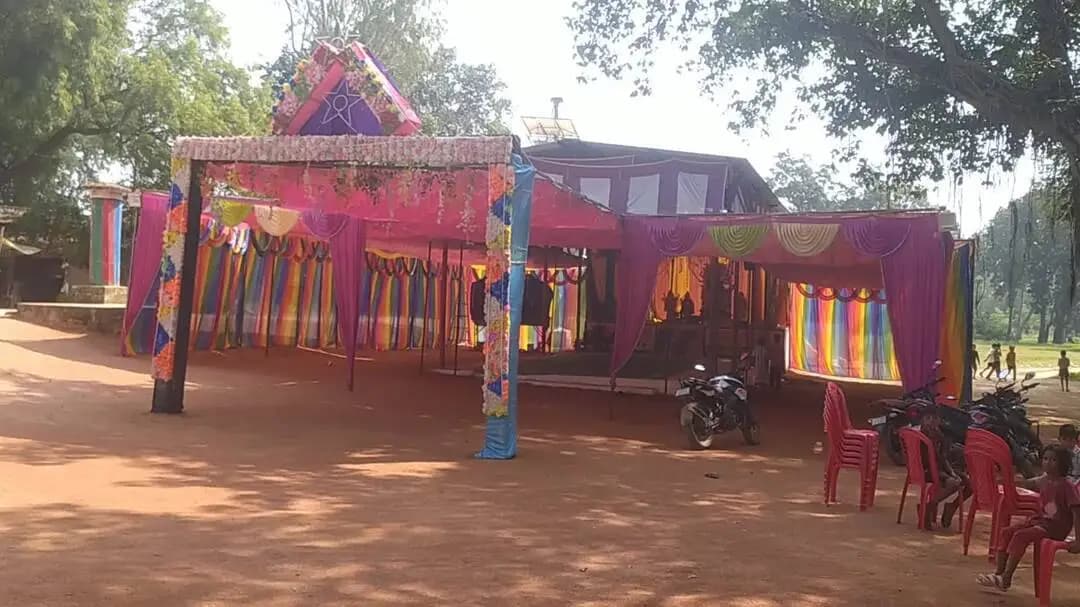 सप्तमी को माता रानी का प्रकृति के पंच सामग्री संग्रह कर आमंत्रित कर दुर्गा स्थापना पर पूजा पाठ करते भक्तगण 🏯🏯🏯🏯🏯