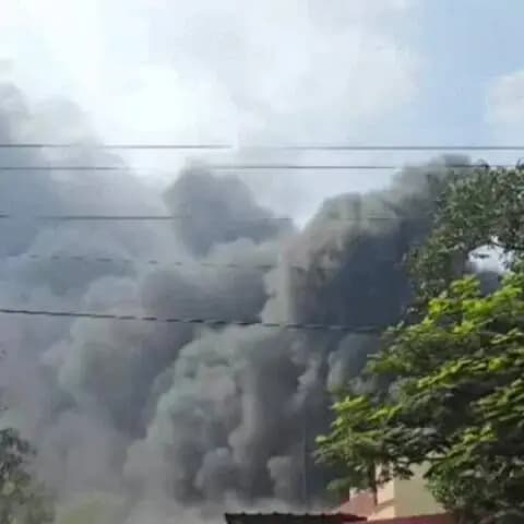 रायपुर: रायपुर की टायर-फैक्ट्री में भीषण आग, दूर-दूर तक दिखा धुएं का गुबार, टार के रिसाव से आग लगने की आशंका, मौके पर दमकल
