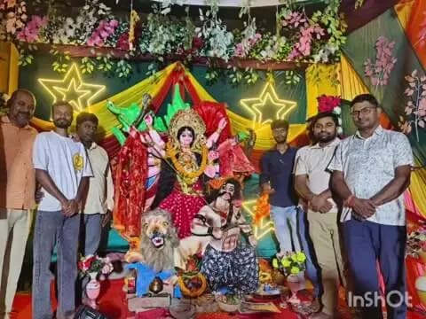 जलालपुर: भियांव में दुर्गा प्रतिमा की आरती, उमड़े श्रद्धालु, व्यापार मंडल के सदस्यों ने सुख-समृद्धि की की कामना