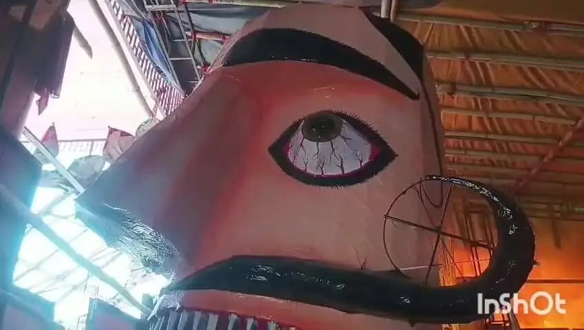 आगरा: रामलीला ग्राउंड में 120 फुट के रावण का होगा दहन, तलवार लहराएगा और हंसेगा रावण, 5 पीढ़ियों से बना रहा पुतला