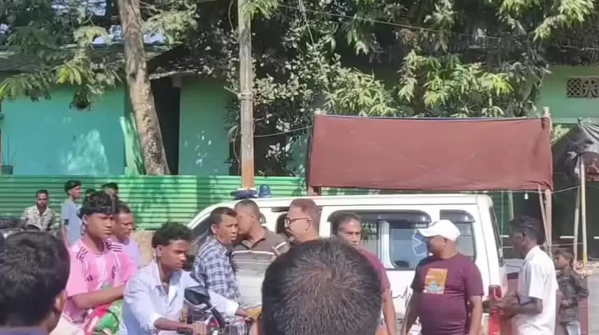 সাপেখাতী: সোণাৰিৰ ৰাজাপুখুৰী চাৰিআলিত এম্বুলেন্সৰ খুন্দাত গুৰুতৰভাৱে আহত সাপেখাতীৰ বাইক আৰোহী ৰঞ্জিত গগৈ।
