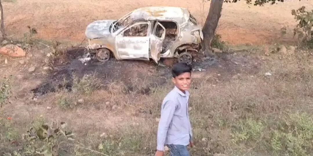 बल्देवगढ़: बल्देवगढ़ सुजानपुरा मार्ग पर पत्थर से टकराई कार, आग लगने से धू-धू कर जली, जनहानि नहीं