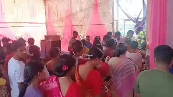 সাব্রুম: সাব্রুম মানিকগড় দক্ষিণেশ্বরী কালিবাড়ীতে দুর্গাপুজাকে কেন্দ্র করে অন্ন প্রসাদ বিতরন করা হয়