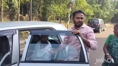 వికారాబాద్: వీల్ చైర్ కోసం కలెక్టర్ కార్యాలయానికి వెళ్తే నిరాశతో వెను తిరిగిన వృద్ధ దంపతులు