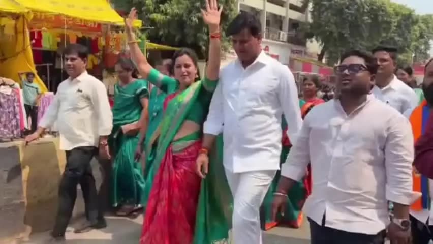 अमरावती: आमदार रवी राणा,भाजप नेत्या तथा माजी खासदार नवनीत राणांचे अनवाणी पायाने अंबादेवीचे दर्शन; शेतकऱ्यांसाठी साकडं