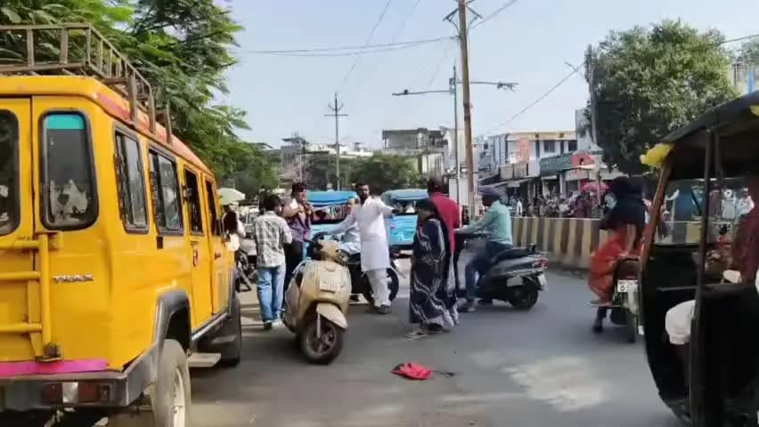 डिंडौरी: जिला अस्पताल के सामने दो युवकों के बीच हुई जमकर मारपीट, वीडियो सोशल मीडिया पर वायरल