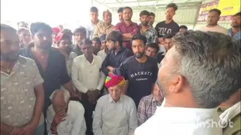 किशनगढ़: सिलोरा हाइवे पर हुए दर्दनाक हादसे के मामले में पीड़ित परिवार को मुआवजा दिलाने की मांग को लेकर समाज के लोग अस्पताल पहुंचे