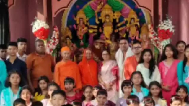 উদয়পুর: উদয়পুরে রাজ্যের অর্থমন্ত্রীর বাড়িতে অষ্টমী পূজোতে অনাথ আশ্রমের শিশুদের অষ্টমী পূজার প্রসাদের আয়োজন উপস্থিত মন্ত্রী