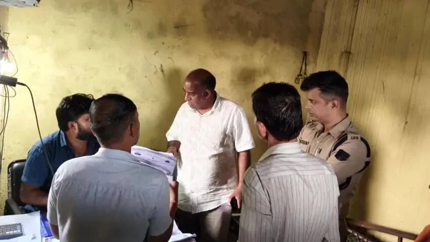 खिलचीपुर: कलेक्टर डॉ. गिरीश कुमार मिश्रा एवं एसपी अमित तोलानी ने खिलचीपुर मार्केटिंग सोसायटी का औचक निरीक्षण किया