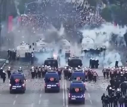 समुद्रपूर: यूरोप का एक और देश भीषण विरोध प्रदर्शनों की चपेट में।
दक्षिण-पूर्वी यूरोप में बाल्कन प्रायद्वीप पर बसा एक छोटा-सा देश अ