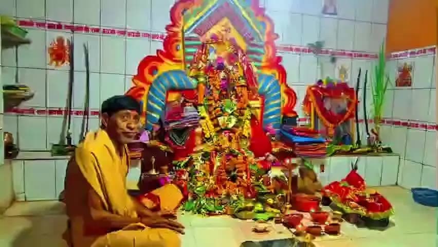 चक्रधरपुर: चक्रधरपुर की पुरानीबस्ती में सारंगी परिवार ने की इष्ट देवी मां तारा की पूजा, श्रद्धालुओं को बांटा प्रसाद