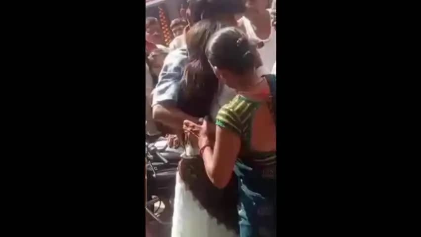 राजपुर: धनसोई दशहरा मेले में युवती ने प्रेमी को देखते ही पकड़ा,बीच सड़क लिपटकर रोने लगी,परिजनों के छुड़ाने पर हाई वोल्टेज ड्रामा