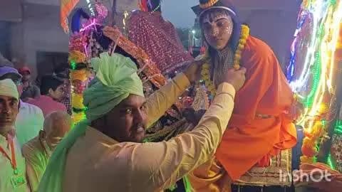 बिंदकी: बिंदकी में दशहरा महोत्सव के दूसरे दिन भगवान श्री राम की पूजा आरती कर धूमधाम से गाजे-बाजे के साथ निकाली गई शोभायात्रा