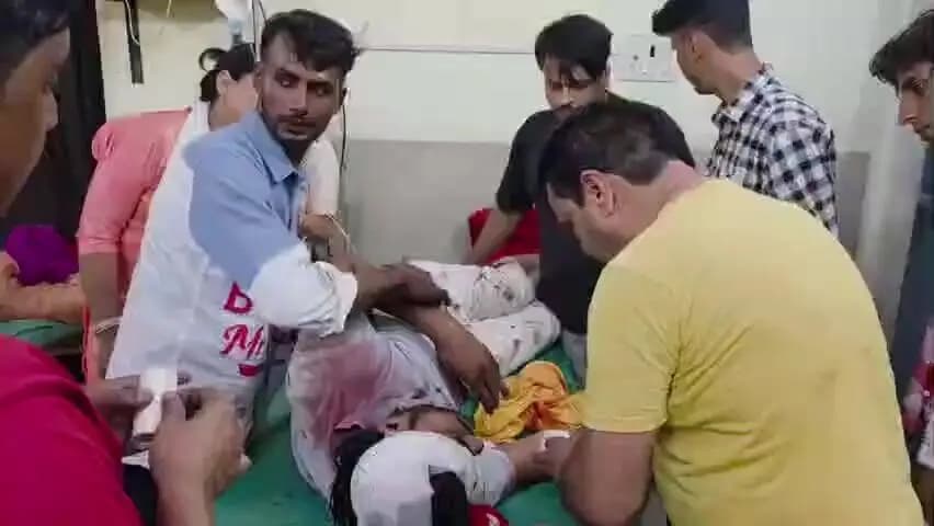 कैराना: कैराना में भाई-बहन पर किया गया हमला, भीड़ ने दो आरोपियों को पकड़कर पीटा