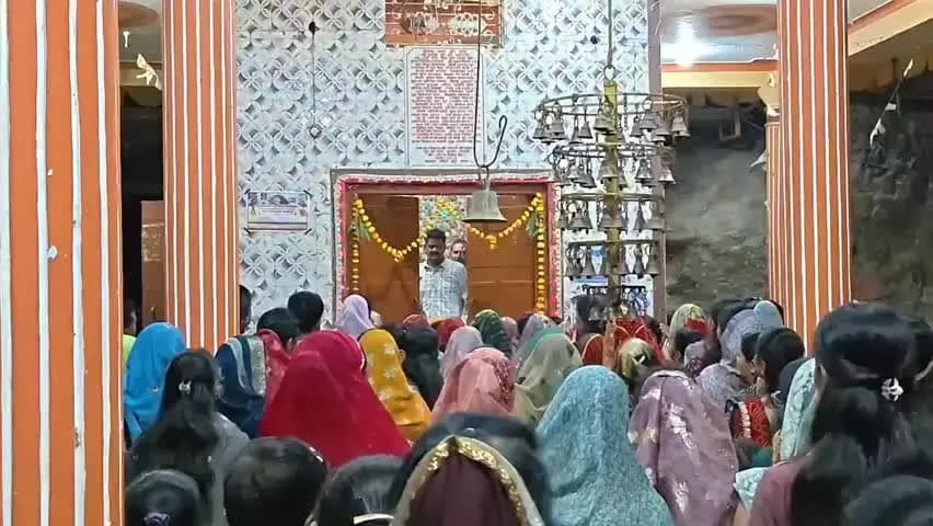 पाटी: बुदी के प्राचीन कातर माता मंदिर में नवमी पर पहली बार हुई महाआरती,श्रद्धालुओं की लगी भीड़।