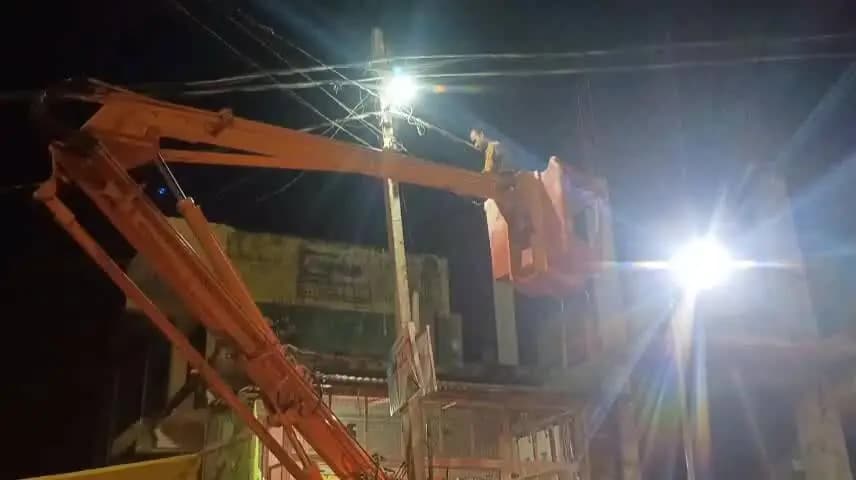 माधौगढ़: माधौगढ़ नगर में विद्युत पोल पर लगे खराब बल्बों को ठीक किया जा रहा है