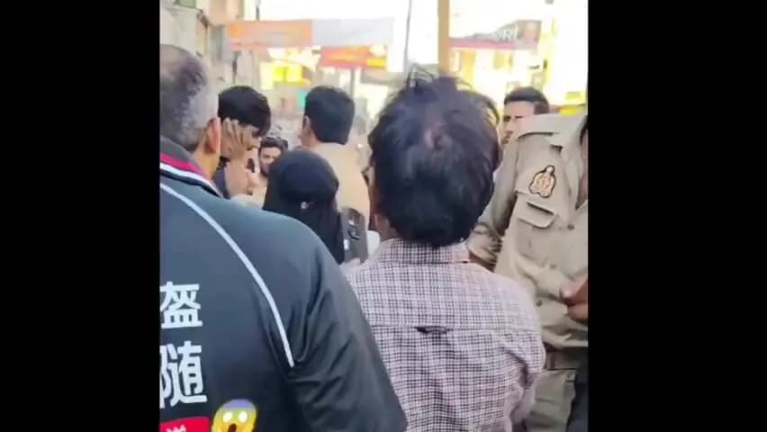 मुज़फ्फरनगर: चंद्रा चौराहे पर पकड़ा गया कथित चोर, पर्स छीनकर भागा तो महिला ने बरसाए थप्पड़, पिटाई के बाद कान पकड़कर मांगी माफी
