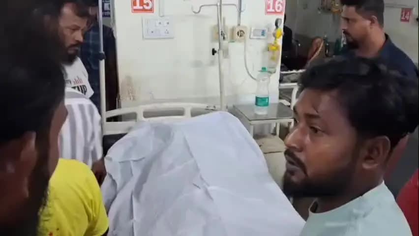 সিউড়ি ১: পথ দুর্ঘটনায় আহত রোগীর চিকিৎসা দেরিতে করায় মৃত্যু হয়েছে সিউড়ি সদর হাসপাতালে এমনটাই অভিযোগ পরিবারের
