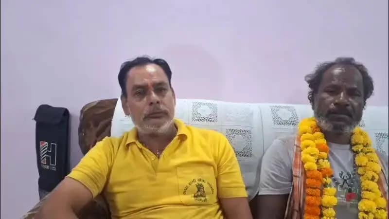 शिवपुरी नगर: नेकी की मिसाल: कबाड़ में बेची अलमारी से मिले लाखों के जेवर, कबाड़ी और मजदूर ने मालिक को लौटाए