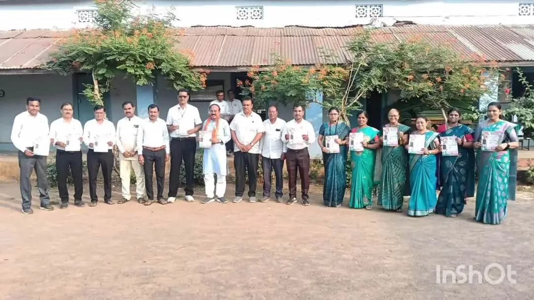 भिवापूर: बॉईज हायस्कूल एज्युकेशन सोसायटी भिवापूर येथे माजी आमदार सुधीर पारवे यांनी साधला पदवीधरांशी संवाद