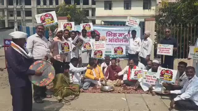 बीड: शेतकरी हक्क मोर्चाच्या वतीने भीक मागो आंदोलन करण्यात आले