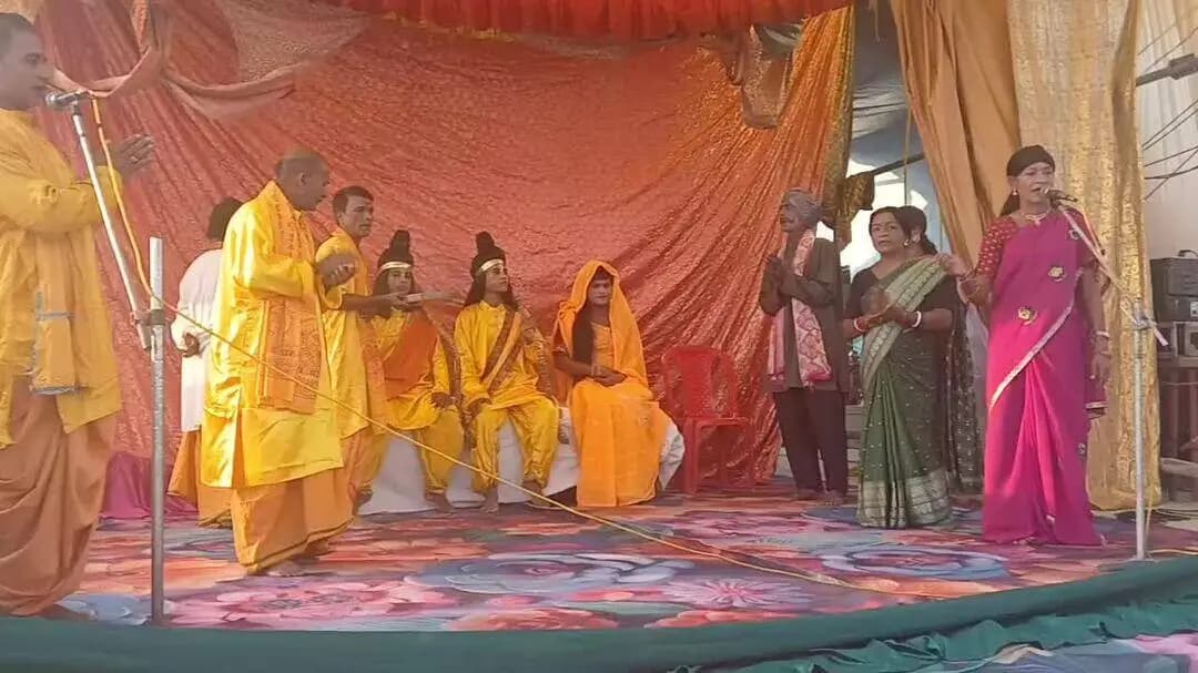 कुरावली में रामलीला नाटक हुआ माता सीता हरण की लीला दिखाइए आसमानी झूले सहित बच्चों के झूले आकर्षण का केंद्र रहे