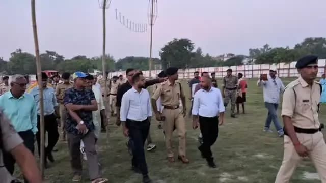 रावण वध आयोजन को लेकर जिलाधिकारी एवं वरीय पुलिस अधीक्षक ने की संयुक्त ब्रीफिंग, सुरक्षा व्यवस्था को लेकर दिए आवश्यक निर्देश
20 अक्टूबर को आयोजित होने वाले रावण वध कार्यक्रम के सफल एवं शांतिपूर्ण संचालन के लिए प्रतिनियुक्त दंडाधिकारियों एवं पुलिस पदाधिकारियों को सतर्कता और तत्परता के साथ कार्य करने का निर्देश
छपरा, सारण। रावण वध कार्यक्रम के अवसर पर विधि-व्यवस्था संधारण, सुरक्षा एवं भीड़ प्रबंधन को लेकर जिला प्रशासन पूरी तरह सजग है। इसी क्रम में आज दिनांक 19 अक्टूबर 2026 को जिलाधिकारी, सारण श्री वैभव श्रीवास्तव एवं वरीय पुलिस अधीक्षक, सारण श्री रौशन कुमार द्वारा संयुक्त रूप से आगामी 20 अक्टूबर को आयोजित होने वाले रावण वध कार्यक्रम के लिए प्रतिनियुक्त सभी दंडाधिकारियों एवं पुलिस पदाधिकारियों की ब्रीफिंग की गई। इस दौरान आयोजन के सफल, सुरक्षित एवं सुव्यवस्थित संचालन के लिए संबंधित पदाधिकारियों को आवश्यक निर्देश दिए गए।
ब्रीफिंग क�