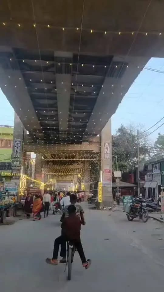 छपरा शहर में भव्यता एवं श्रद्धा के साथ मनाया जा रहा दुर्गा पूजा महोत्सव, सुरक्षा एवं विधि-व्यवस्था को लेकर जिला प्रशासन पूरी तरह मुस्तैद
आकर्षक पूजा पंडाल, मनमोहक प्रकाश सज्जा और श्रद्धालुओं के अनुशासित आवागमन के लिए प्रशासन एवं पूजा समितियों का सराहनीय समन्वय
छपरा, सारण। शारदीय नवरात्र के पावन अवसर पर छपरा शहर में दुर्गा पूजा महोत्सव श्रद्धा, भक्ति, उल्लास एवं उत्साह के साथ मनाया जा रहा है। शहर के विभिन्न क्षेत्रों में स्थापित भव्य पूजा पंडालों की आकर्षक सजावट, कलात्मक संरचना एवं मनमोहक प्रकाश व्यवस्था श्रद्धालुओं के आकर्षण का केंद्र बनी हुई है। मां दुर्गा के दर्शन-पूजन के लिए बड़ी संख्या में श्रद्धालु पहुंच रहे हैं तथा पूरे शहर में भक्तिमय वातावरण के साथ पर्व की रौनक देखने को मिल रही है।
श्रद्धालुओं की सुविधा, सुरक्षा एवं सुगम आवागमन सुनिश्चित करने के लिए जिला प्रशासन द्वारा विधि-व्यवस्था संधारण एवं भीड़ प्रबंधन को लेकर व�