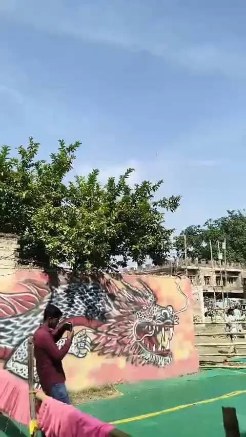 मनोपाली, बनियापुर में ड्रैगन थीम पर बना भव्य दुर्गा पूजा पंडाल आकर्षण का केंद्र, भीड़ प्रबंधन के पुख्ता इंतजाम
छपरा, सारण 19 अक्टूबर 2026
दुर्गा पूजा के पावन अवसर पर सारण जिले के मानोपाली, बनियापुर में ड्रैगन थीम पर निर्मित भव्य पूजा पंडाल श्रद्धालुओं के आकर्षण का केंद्र बना हुआ है। यहां जन सहयोग मां दुर्गा पूजा समिति द्वारा पिछले 23 वर्षों से दुर्गा पूजा का आयोजन किया जा रहा है। प्रत्येक वर्ष की भांति इस वर्ष भी श्रद्धालु उत्साह एवं भक्तिभाव के साथ मां दुर्गा के दर्शन-पूजन के लिए पहुंच रहे हैं।
खुले मैदान में निर्मित इस पंडाल में श्रद्धालुओं की सुविधा एवं सुरक्षा को ध्यान में रखते हुए व्यापक व्यवस्थाएं की गई हैं। भीड़ प्रबंधन को सुचारु बनाए रखने के लिए बैरिकेडिंग की समुचित व्यवस्था की गई है। वहीं, निगरानी एवं सुरक्षा व्यवस्था को सुदृढ़ करने के उद्देश्य से परिसर में 8 सीसीटीवी कैमरे लगाए गए हैं।
पूजा आयोजन के दौरान व्यवस्था बनाए रखने एवं श्रद्धालुओं की सहायता के लिए 130 स्वयंसेवक (वॉलंटियर) सक्रिय रूप से कार्य कर रहे हैं। इनके माध्यम से श्रद्धालुओं की आवाजाही को व्यवस्थित रखने तथा भीड़ नियंत्रण में सहयोग दिया जा रहा है।
जिला प्रशासन द्वारा दुर्गा पूजा के दौरान विधि-व्यवस्था संधारण, सुरक्षा एवं सुचारु भीड़ प्रबंधन पर विशेष ध्यान दिया जा रहा है, ताकि श्रद्धालु शांतिपूर्ण एवं सुरक्षित वातावरण में मां दुर्गा का दर्शन कर सकें।