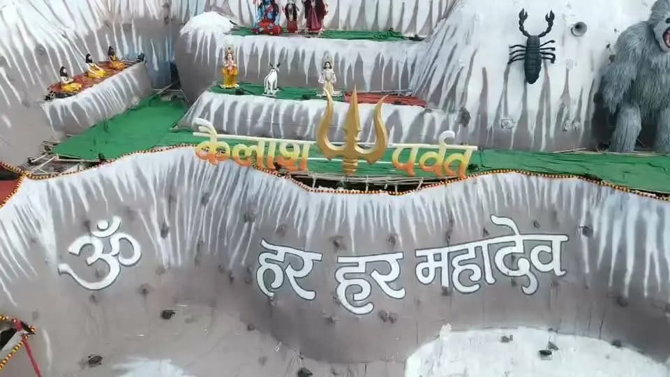 कैलाश पर्वत की भव्य थीम पर बना दुर्गा पूजा पंडाल बना श्रद्धालुओं के आकर्षण का केंद्र, सुरक्षा के पुख्ता इंतजाम
छपरा, सारण दिनांक 19 अक्टूबर 2026
सारण जिले में बनियापुर प्रखंड में दुर्गा पूजा के पावन अवसर पर कैलाश पर्वत की भव्य थीम पर निर्मित पूजा पंडाल श्रद्धालुओं के आकर्षण का प्रमुख केंद्र बना हुआ है। श्री दुर्गा पूजा समिति द्वारा निर्मित इस भव्य पंडाल को तैयार करने में लगभग पांच महीने का समय लगा है तथा इसके निर्माण पर करीब 80 लाख रुपये खर्च हुए हैं। लगभग 80 फीट × 80 फीट क्षेत्रफल में बने इस पंडाल की भव्य संरचना और आकर्षक सजावट श्रद्धालुओं को आकर्षित कर रही है। मां दुर्गा के दर्शन-पूजन के लिए लगातार श्रद्धालु पहुंच रहे हैं। इस समिति द्वारा यहां पर वर्ष 1972 से इस तरह की भव्य संरचना कर पूजा पंडाल का आयोजन किया जाता है।
समिति द्वारा श्रद्धालुओं की सुविधा एवं सुरक्षा को प्राथमिकता देते हुए व्यापक प्रबंध किए गए हैं। पंडाल में प्रवेश एवं निकास के लिए अलग-अलग मार्ग निर्धारित किए गए हैं, जिससे भीड़ का आवागमन सुचारु रूप से संचालित हो सके। सुरक्षा व्यवस्था की निगरानी के लिए परिसर में 15 सीसीटीवी कैमरे लगाए गए हैं। वहीं, अग्नि सुरक्षा के मद्देनजर फायर एक्सटिंग्विशर की भी व्यवस्था की गई है।
पंडाल में व्यवस्था बनाए रखने के लिए लगभग 200 वॉलंटियर तैनात हैं। इसके अतिरिक्त जिला प्रशासन द्वारा विधि-व्यवस्था संधारण एवं श्रद्धालुओं की सुरक्षा सुनिश्चित करने के लिए पुलिस बल और दंडाधिकारी की प्रतिनियुक्ति की गई है। प्रशासन एवं पूजा समिति के समन्वय से भीड़ प्रबंधन, सुरक्षित आवागमन तथा शांतिपूर्ण दर्शन-पूजन पर विशेष ध्यान दिया जा रहा है।
भव्य निर्माण, बेहतर प्रबंधन और सुरक्षा के व्यापक इंतजामों के साथ कैलाश पर्वत थीम पर बना यह पंडाल दुर्गा पूजा के प्रमुख आकर्षणों में शामिल है। श्रद्धालु उत्साह एवं भक्तिभाव के साथ मां दुर्गा के दर्शन कर रहे हैं।