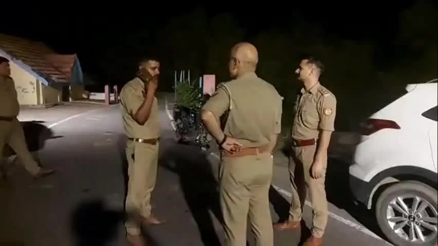 झांसी: शराबी युवकों ने कार से पुलिस पर किया हमला, सीओ की गाड़ी समेत तीन वाहनों में मारी टक्कर; सिपाही घायल, 5 हिरासत में