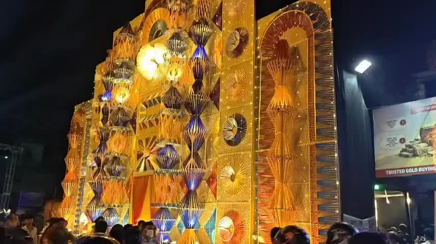 বারুইপুর: বারুইপুর ফুলতলা সার্বজনীন দূর্গা উৎসব পূজা কমিটির মন্ডপে মানুষের ঢল অষ্টমীর রাতে