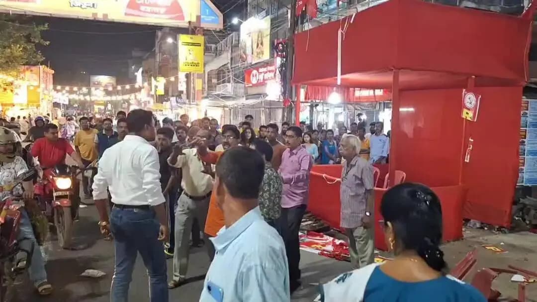 কৃষ্ণনগর ১: কৃষ্ণনগর পোস্ট অফিস মোড়ে RSP-র বুক স্টলে হামলা! ভাঙচুরের অভিযোগ, ছিঁড়ে রাস্তায় ফেলা হল বই