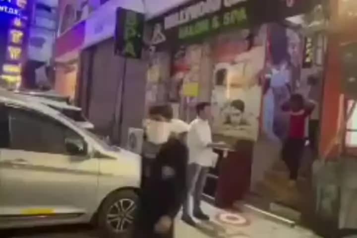 करोल बाग: मध्य दिल्ली में अवैध स्पा सेंटरों पर पुलिस की बड़ी कार्रवाई: 19 महिलाएं बचाई गईं, 10 आरोपी गिरफ्तार