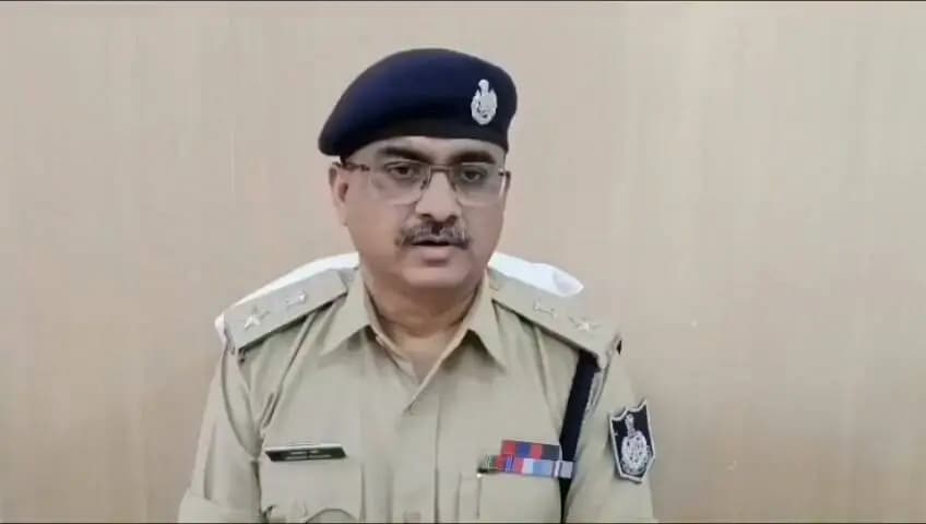 *पुलिस अधीक्षक श्री आशीष खरे ने जिलेवासियों को दिया नवरात्रि एवं दशहरा पर्व की शुभकामनाएं*
*सत्य, धर्म और सदाचार के मार्ग पर चलने का दिया संदेश*
पुलिस अधीक्षक श्री आशीष खरे ने जिले के समस्त नागरिकों को नवरात्रि एवं विजयादशमी (दशहरा) पर्व की हार्दिक शुभकामनाएं दी हैं। उन्होंने कामना की है कि शक्ति, भक्ति और आस्था के पर्व नवरात्रि तथा विजयादशमी का पावन अवसर सभी के जीवन में सुख, शांति, समृद्धि और खुशहाली लेकर आए।
पुलिस अधीक्षक श्री आशीष खरे ने कहा कि नवरात्रि पर्व हमें मां दुर्गा की आराधना के साथ शक्ति, साहस, सकारात्मकता और सद्भाव की प्रेरणा देता है। वहीं दशहरा पर्व बुराई पर अच्छाई और असत्य पर सत्य की विजय का प्रतीक है। उन्होंने जिलेवासियों से सत्य, धर्म, सदाचार एवं नैतिक मूल्यों के मार्ग पर चलने तथा आपसी प्रेम, सद्भाव और भाईचारे के साथ पर्व मनाने की अपील की। साथ ही समाज में एकता, सौहार्द और शांति बनाए रखने का संदेश दिया।
#Dindori #DindoriDistrict #MadhyaPradesh #SPdindori #Navratri #Dussehra #Vijayadashami #FestivalGreetings #VictoryOfGoodOverEvil #TruthAndRighteousness #PeaceAndHarmony #UnityAndBrotherhood #JansamparkDindori