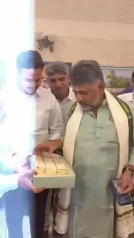 ಶಿಡ್ಲಘಟ್ಟ: ದಸರಾ ಹಬ್ಬದ ಶುಭಾಶಯ ವಿನಿಮಯ: ಶಿಡ್ಲಘಟ್ಟ ಕ್ಷೇತ್ರದ ರಾಜಕೀಯ ಬೆಳವಣಿಗೆ, ಅಭಿವೃದ್ಧಿ ಕುರಿತು ಆಂಜಿನಪ್ಪ ಪುಟ್ಟು ಸಮಾಲೋಚನೆ..