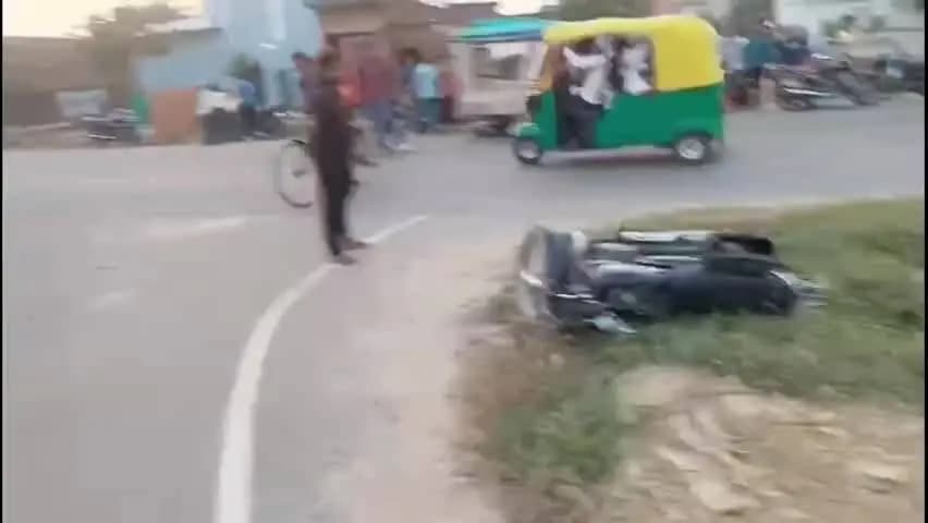 सिराथू: कमलापुर बाईपास पर बाइक सवार दो सिपाहियों को पिकअप ने टक्कर मारी, दोनों घायल, एक को रेफर किया गया