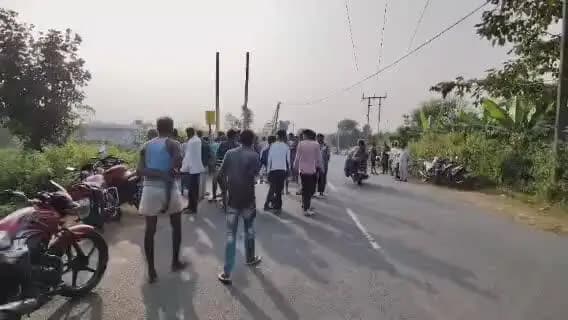 বরাবাজার: এক মুহূর্তের সংঘর্ষেই বিপত্তি! সিন্দরীতে মুখোমুখি দুই বাইক, হাসপাতালে ৪