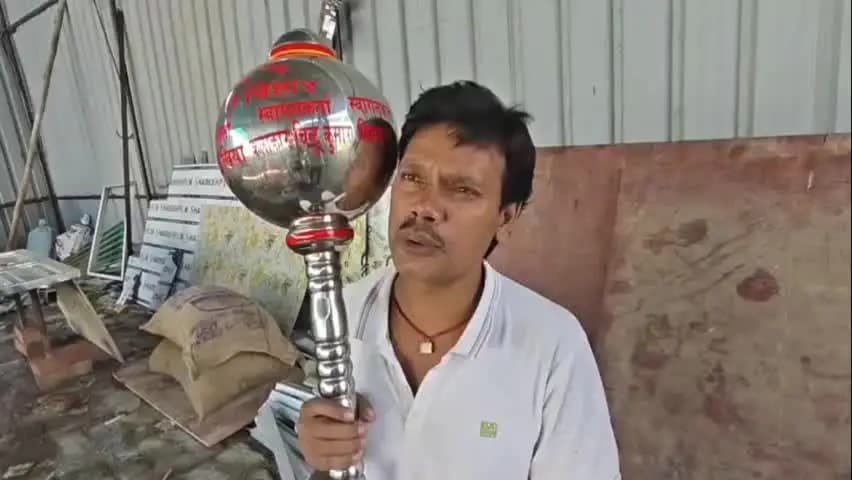 कतरीसराय: दरवेशपुरा मैदान में महादंगल के विजेता को मिलेगा पांच फीट का चमचमाता गदा, कलाकार ने हाथों से किया तैयार