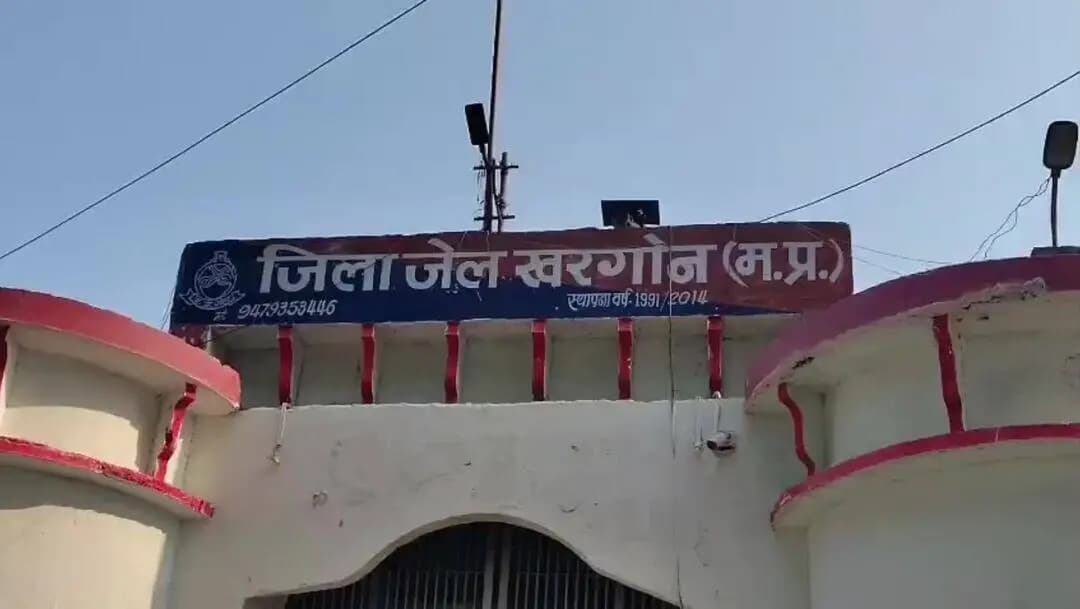 खरगौन: जेल से भागा कैदी रिश्तेदारों के घर पहुंचा, सीना छिला होने पर भी चलता रहा; दो दिन बाद भी पुलिस तलाश जारी