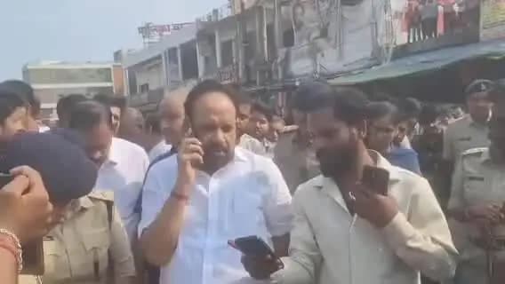 गढ़ाकोटा: युवक की हत्या से आक्रोशित परिजनों ने बस स्टेण्ड पर किया चक्काजाम पँ गोपाल भार्गव ने मौके पर पहुच दी समझाईस