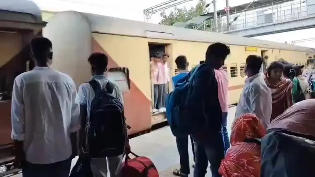 দিনহাটা ১: দুর্গার শহর দিনহাটা, ট্রেনে চেপে পুজো দেখতে ভিড় দূরদূরান্তের দর্শনার্থীদের