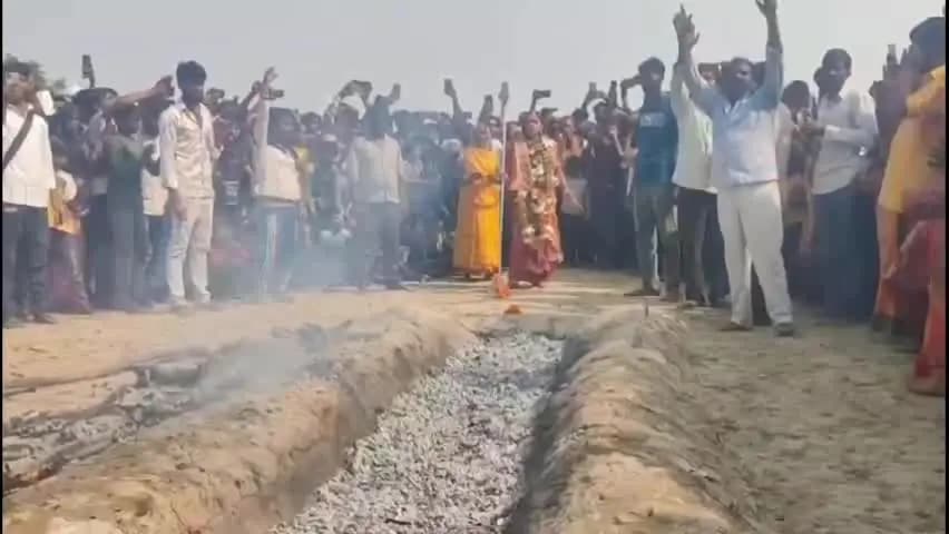 सिराथू: अमहा में नुकीली कीलों पर झूलने वाली सिदेश्वरी ने पूरे नवरात्र पूजा करने के बाद अंगारों पर दौड़कर खत्म की आराधना
